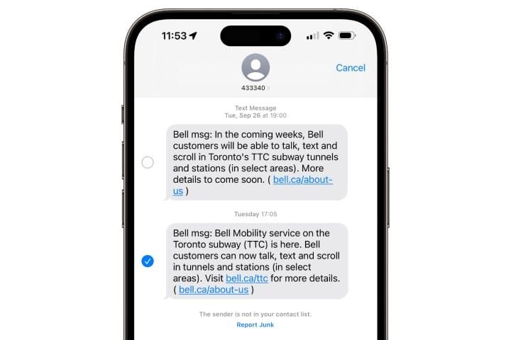 Selecting multiple messages in the iPhone Messages app.