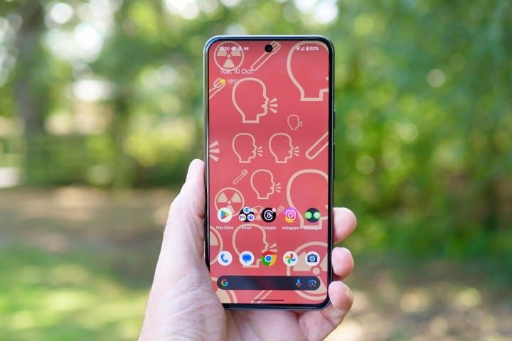 A man holding a Google Pixel 8 showing the screen.