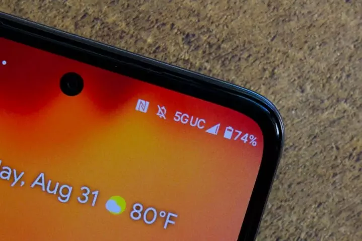 5G logo on the Motorola Edge (2022).